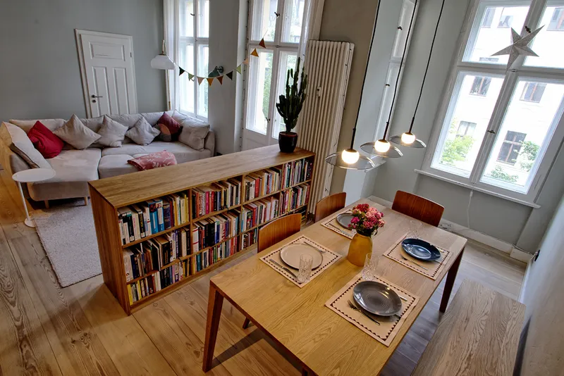 Stilvoll möblierte Altbauwohnung in Prenzlauer Berg (BEFRISTET: Sept 8 - Okt 4) — photo 1